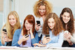Viele Frauen mit verschiedenen Smartphones