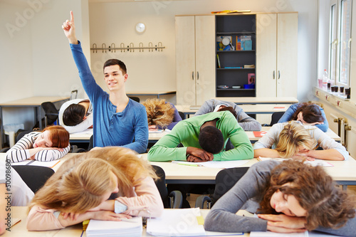 Photo: Schlafende Studenten und wacher Schüler Schlafende Studenten und wacher Schüler