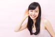 聞く女性
