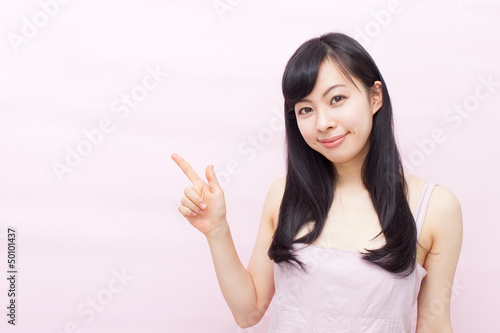 Photo: 指差す女性 指差す女性