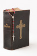 Bibel mit Rosenkranz