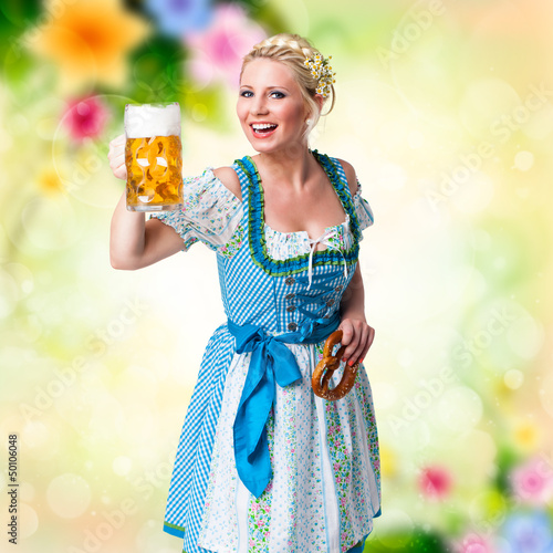 Photo: junge brünette Frau im Dirndl mit Masskrug junge brünette Frau im Dirndl mit Masskrug