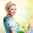 attraktive blonde Frau im Dirndl