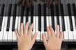 Photo: Enfant joue du piano Enfant joue du piano