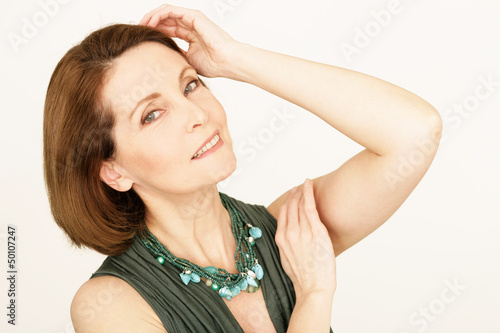 Photo: attraktive Dame mit Kette attraktive Dame mit Kette