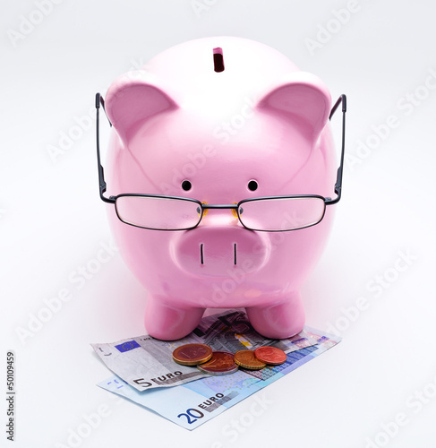Illustration: Tirelire avec lunettes sur billets et pièces euros Tirelire avec lunettes sur billets et pièces euros