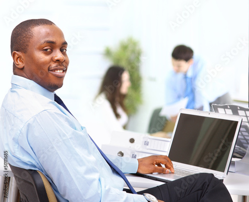 Photo: Portrait of entrepreneur displaying computer laptop Portrait of entrepreneur displaying computer laptop