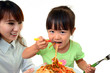 スパゲティーを食べる笑顔の女の子