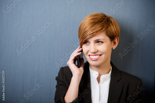 Photo: moderne junge frau telefoniert mit handy moderne junge frau telefoniert mit handy