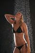 Frau unter Dusche