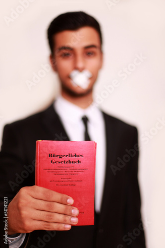 Photo: Mann mit Gesetzbuch Mann mit Gesetzbuch
