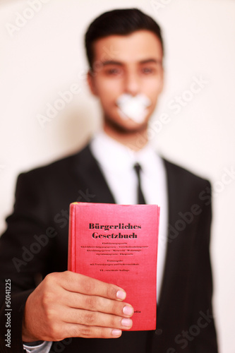 Photo: Mann mit Gesetzbuch Mann mit Gesetzbuch