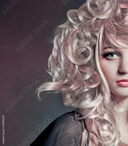 Photo: Blonde Locken mit Strähnchen / alterable 24 Blonde Locken mit Strähnchen / alterable 24