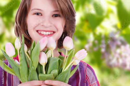 Photo: Glückliches Mädchen mit Tulpen - happy girl with tulips Glückliches Mädchen mit Tulpen - happy girl with tulips