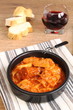 Cazuela de callos con pan y vino tinto