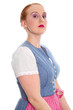 Selbstbewusstes Mädchen mit roten Haaren im Dirndl