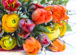 Osterstrauss mit Tulpen, Pfingstrosen und Ginster