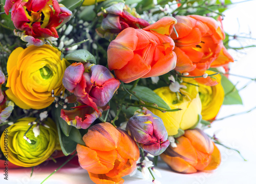 Photo: Osterstrauss mit Tulpen, Pfingstrosen und Ginster Osterstrauss mit Tulpen, Pfingstrosen und Ginster