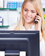 Apothekerin führt Telefonat