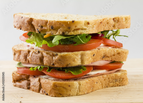 Photo: sandwich pomodoro, formaggio, insalata su sfondo neutro sandwich pomodoro, formaggio, insalata su sfondo neutro