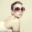 Foto: Fashion portrait of a beautiful young woman wearing sunglasses Fashion portrait of a beautiful young woman wearing sunglasses