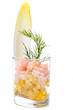 Fischbuffet: Ein Krabbencocktail auf weißem Hintergrund