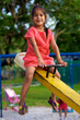 Photo: enfant au parc de jeux sur balançoire à bascule enfant au parc de jeux sur balançoire à bascule