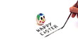 Uovo di pasqua appena dipinto viene martellato