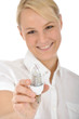 Junge Frau mit LED-Birne