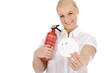 Junge Frau mit Rauchmelder und Feuerlöscher
