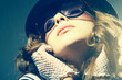 Foto: Fashion portrait of a beautiful young woman wearing sunglasses Fashion portrait of a beautiful young woman wearing sunglasses