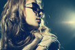 Foto: Fashion portrait of a beautiful young woman wearing sunglasses Fashion portrait of a beautiful young woman wearing sunglasses