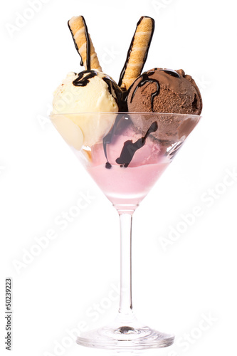 Photo: Drei verschiedene Kugeln Eis mit Waffeln Drei verschiedene Kugeln Eis mit Waffeln