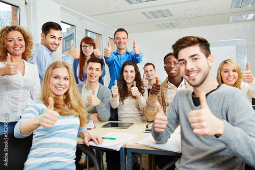 Photo: Studenten halten Daumen hoch in der Uni Studenten halten Daumen hoch in der Uni