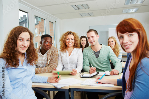 Photo: Studenten im Seminar arbeiten als Team Studenten im Seminar arbeiten als Team