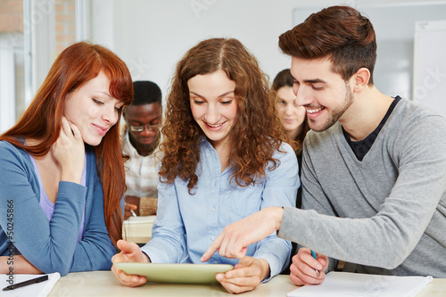 Photo: Studenten lernen am Tablet Computer Studenten lernen am Tablet Computer