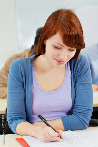 Photo: Frau macht Bewerbung im Assesment Center Frau macht Bewerbung im Assesment Center