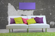 Sofa vor alter Wand