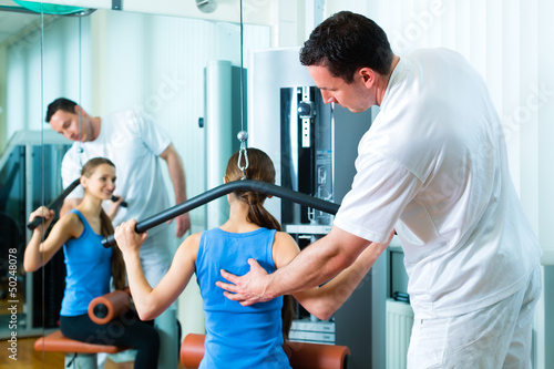 Photo: Patientin bei der Physiotherapie Patientin bei der Physiotherapie