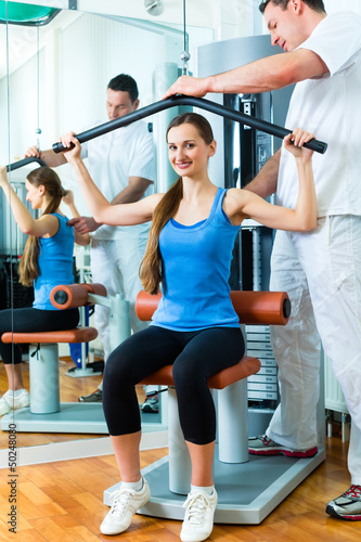 Photo: Patientin bei der Physiotherapie Patientin bei der Physiotherapie