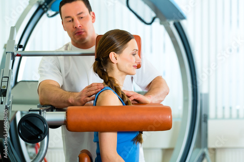 Photo: Patientin bei der Physiotherapie Patientin bei der Physiotherapie