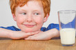 Junge mit Glas Milch