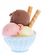 Drei Kugeln echtes Eis in blauer Schale