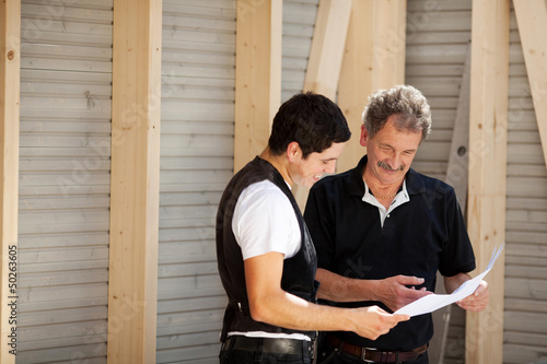 Photo: meister und gesellen besprechen den bauplan meister und gesellen besprechen den bauplan