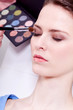 augen makeup mit braunem lidschatten portrait