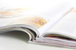 Aufgeschlagene Zeitschriften