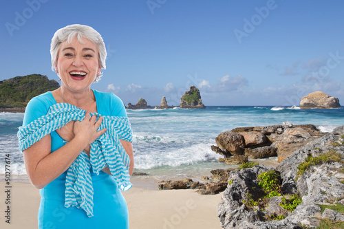 Photo: Ältere Dame macht Urlaub am Meer Ältere Dame macht Urlaub am Meer
