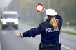 Foto: Polizei bei Geschwindigkeitskontrolle Polizei bei Geschwindigkeitskontrolle