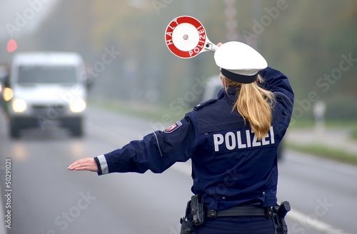 Photo: Polizei bei Geschwindigkeitskontrolle Polizei bei Geschwindigkeitskontrolle