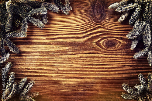 Photo: Holzwand mit Tannenzweigen Holzwand mit Tannenzweigen